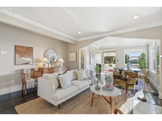 3708 Sw PATTON Rd, Portland, OR 97221