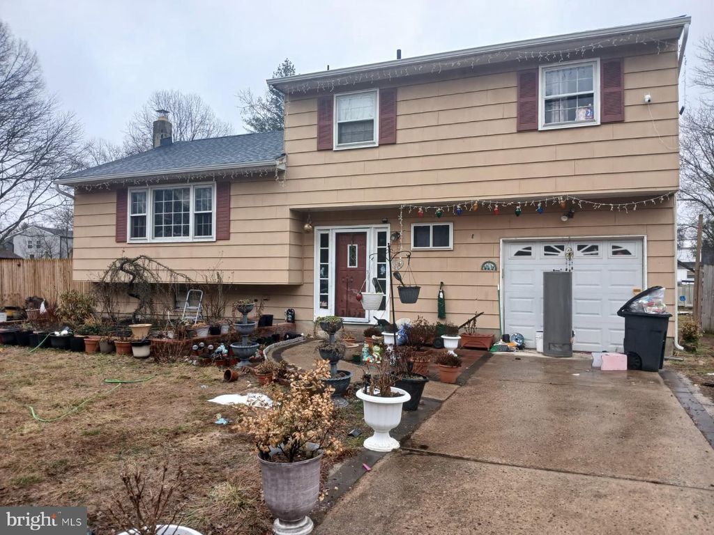 13 MEADOW LN, East Windsor, NJ 08520