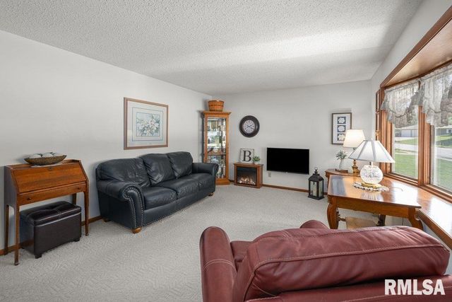 2236 W COLUMBIA Avenue, Davenport, IA 52804