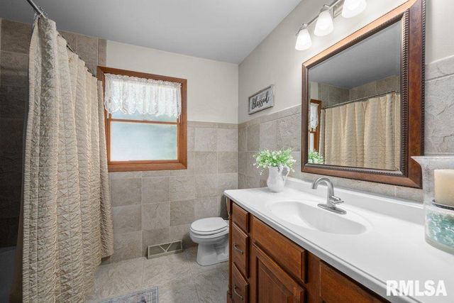 2236 W COLUMBIA Avenue, Davenport, IA 52804