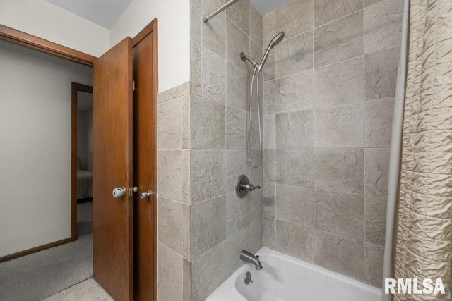 2236 W COLUMBIA Avenue, Davenport, IA 52804