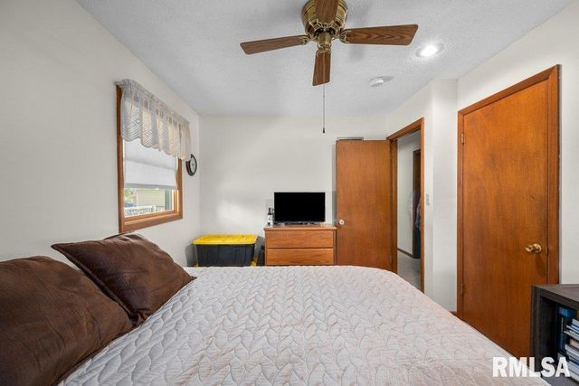 2236 W COLUMBIA Avenue, Davenport, IA 52804