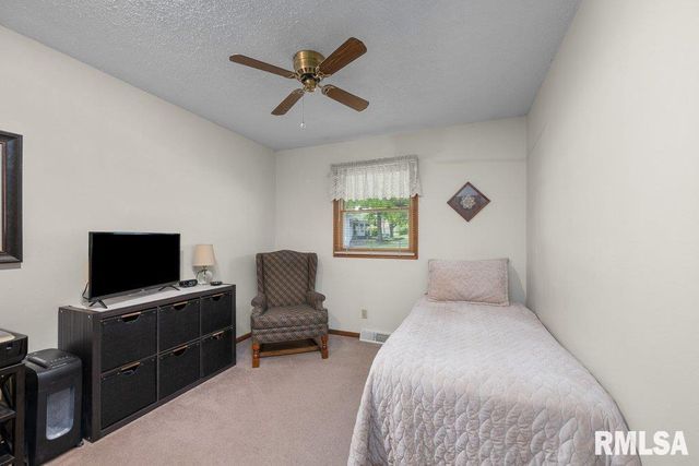 2236 W COLUMBIA Avenue, Davenport, IA 52804