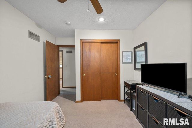 2236 W COLUMBIA Avenue, Davenport, IA 52804