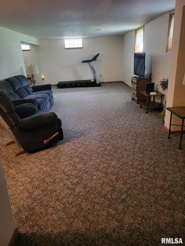 2236 W COLUMBIA Avenue, Davenport, IA 52804