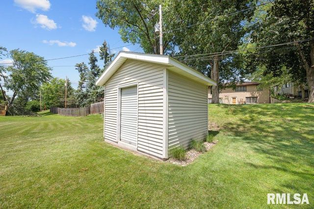 2236 W COLUMBIA Avenue, Davenport, IA 52804