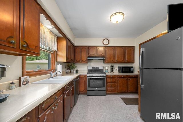 2236 W COLUMBIA Avenue, Davenport, IA 52804