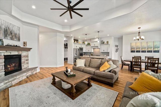 8921 E Lavender Dr, Nampa, ID 83687