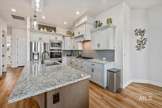 8921 E Lavender Dr, Nampa, ID 83687