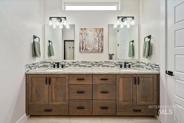 8921 E Lavender Dr, Nampa, ID 83687