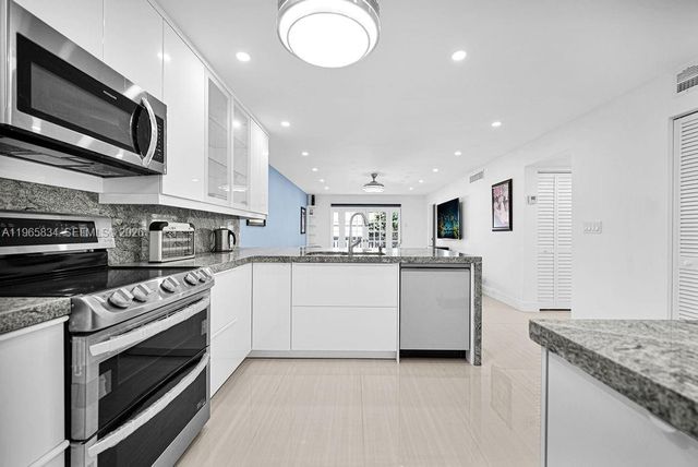 410 SE 2nd St 223, Hallandale Beach, FL 33009