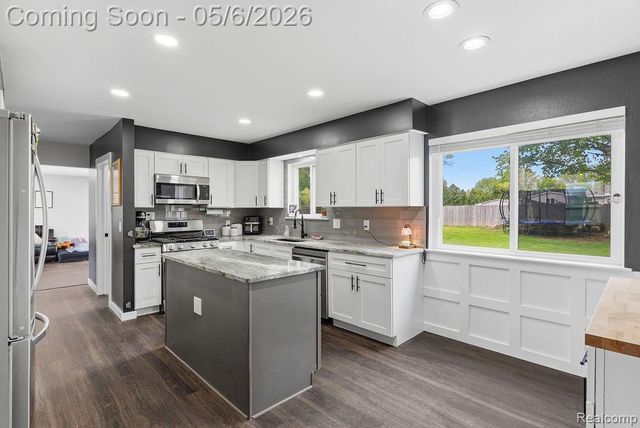 2049 E Hill Road, Grand Blanc, MI 48439