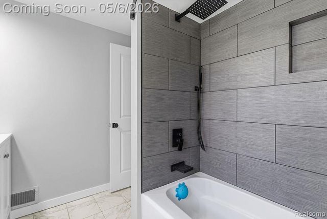 2049 E Hill Road, Grand Blanc, MI 48439