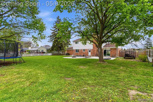 2049 E Hill Road, Grand Blanc, MI 48439