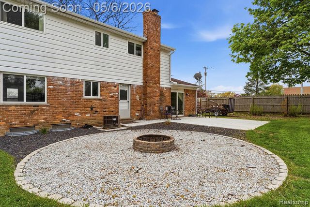 2049 E Hill Road, Grand Blanc, MI 48439