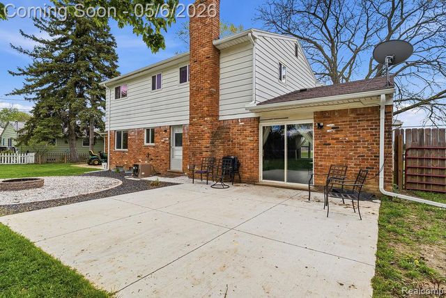 2049 E Hill Road, Grand Blanc, MI 48439