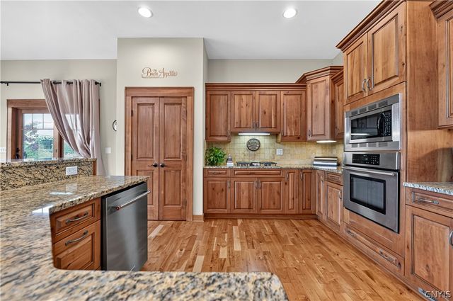 3419 Long Shadow Dr, Lysander, NY 13027