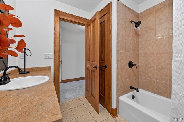 3419 Long Shadow Dr, Lysander, NY 13027