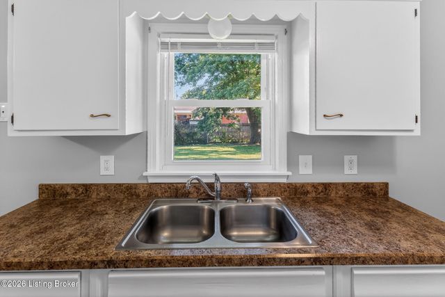 6610 Sunny Vale Way, Louisville, KY 40272