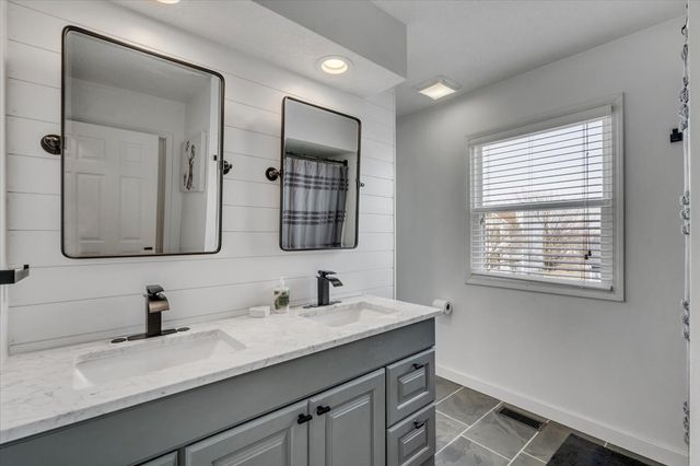 729 W 59th Street, Davenport, IA 52806