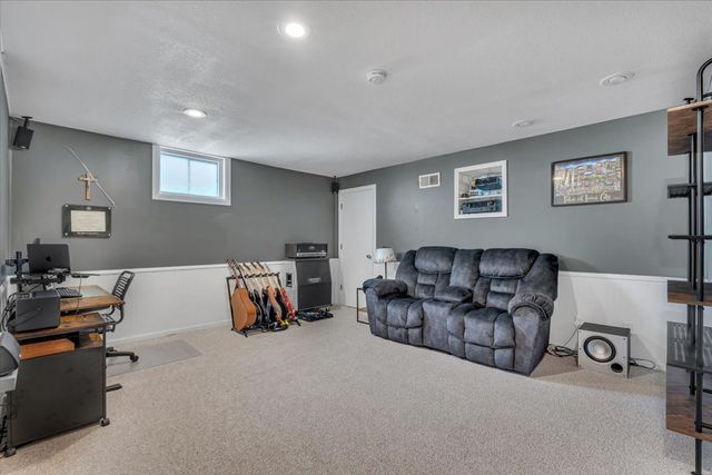 729 W 59th Street, Davenport, IA 52806