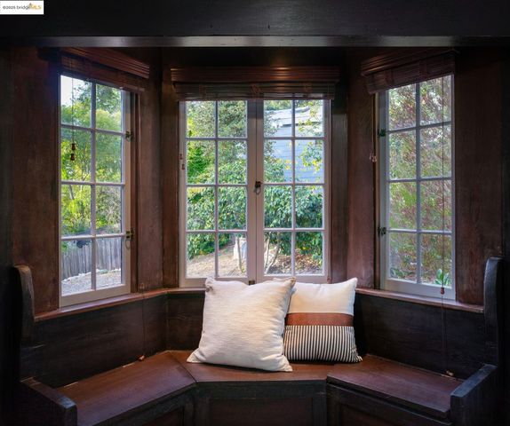 6141 Merriewood Dr, Oakland, CA 94611