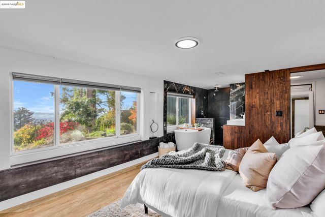 6141 Merriewood Dr, Oakland, CA 94611