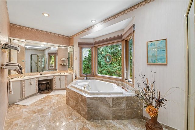 132 South Oak Pointe Drive, Seneca, SC 29672