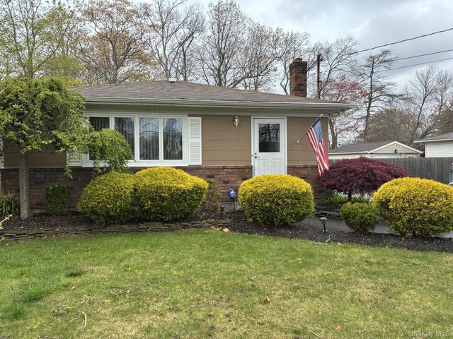 32 Lincoln Drive, Oakdale, NY 11769