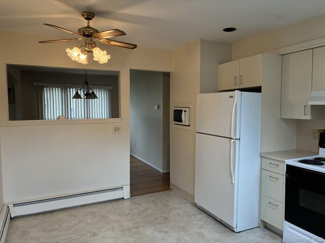 32 Lincoln Drive, Oakdale, NY 11769