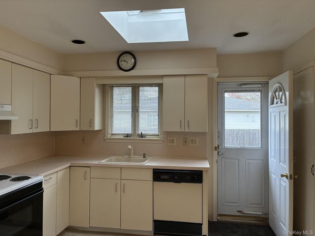 32 Lincoln Drive, Oakdale, NY 11769