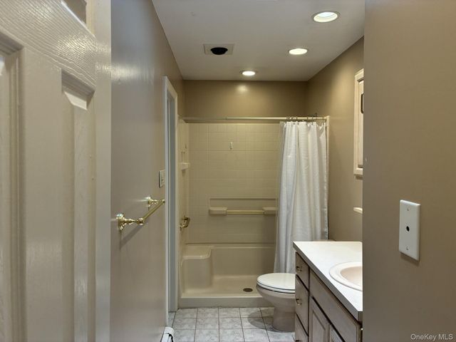 32 Lincoln Drive, Oakdale, NY 11769