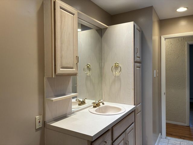 32 Lincoln Drive, Oakdale, NY 11769