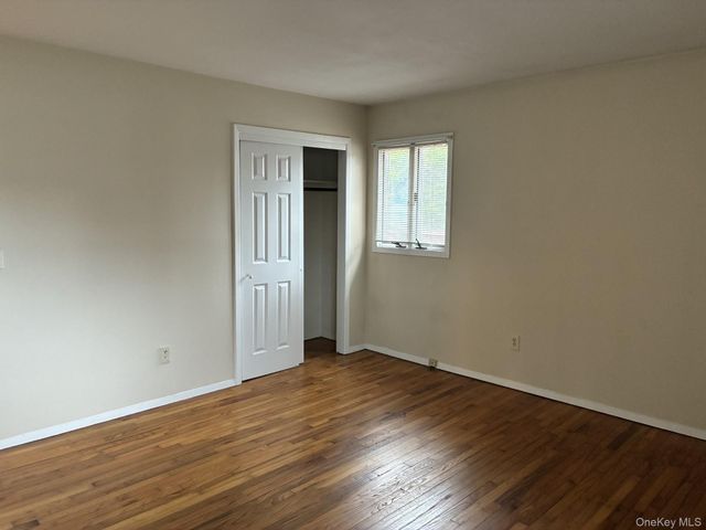 32 Lincoln Drive, Oakdale, NY 11769