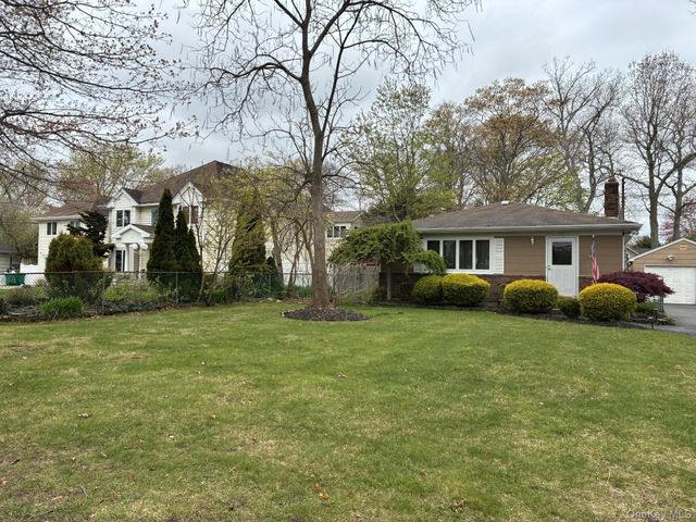 32 Lincoln Drive, Oakdale, NY 11769