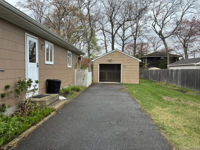 32 Lincoln Drive, Oakdale, NY 11769