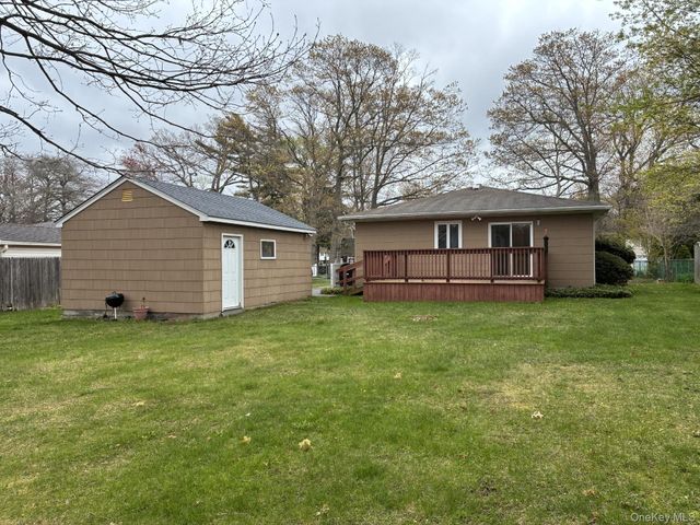 32 Lincoln Drive, Oakdale, NY 11769
