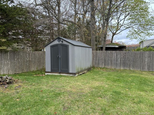 32 Lincoln Drive, Oakdale, NY 11769