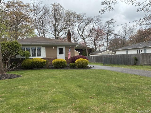 32 Lincoln Drive, Oakdale, NY 11769