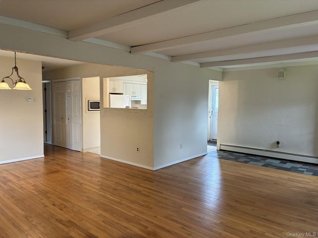 32 Lincoln Drive, Oakdale, NY 11769