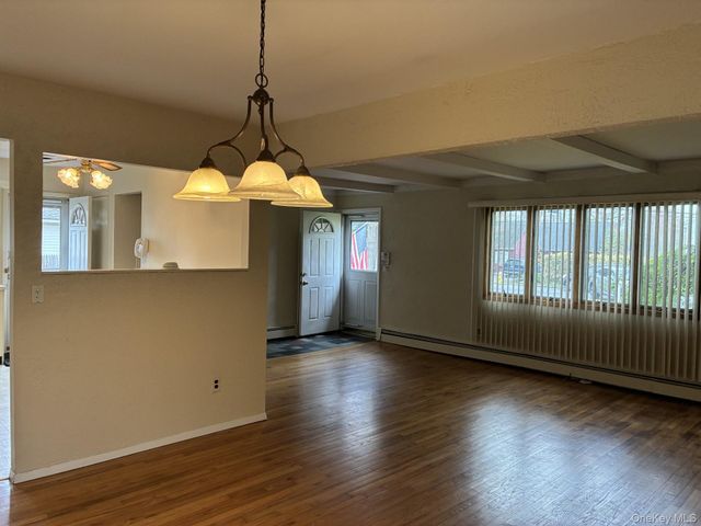 32 Lincoln Drive, Oakdale, NY 11769
