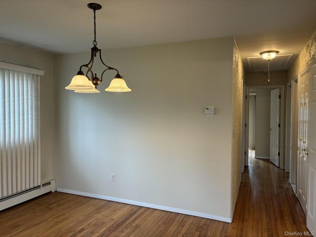 32 Lincoln Drive, Oakdale, NY 11769