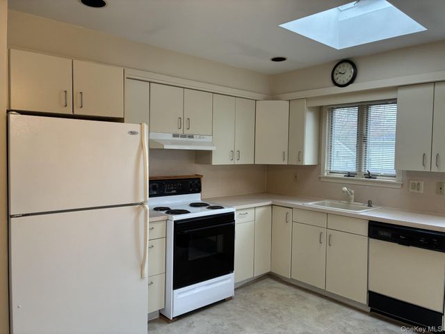 32 Lincoln Drive, Oakdale, NY 11769