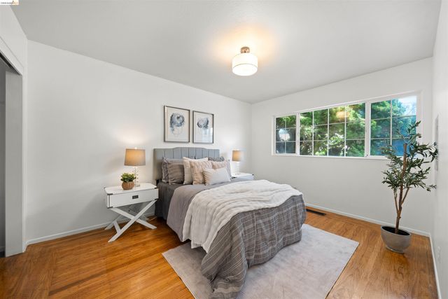4833 Shetland Ave., Oakland, CA 94605