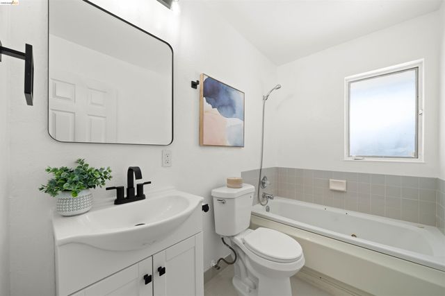 4833 Shetland Ave., Oakland, CA 94605