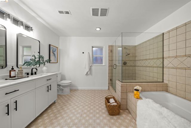 4833 Shetland Ave., Oakland, CA 94605