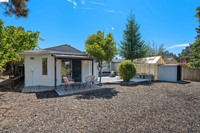 4833 Shetland Ave., Oakland, CA 94605