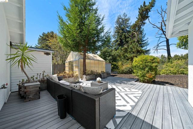 4833 Shetland Ave., Oakland, CA 94605