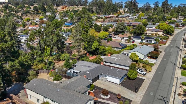 4833 Shetland Ave., Oakland, CA 94605
