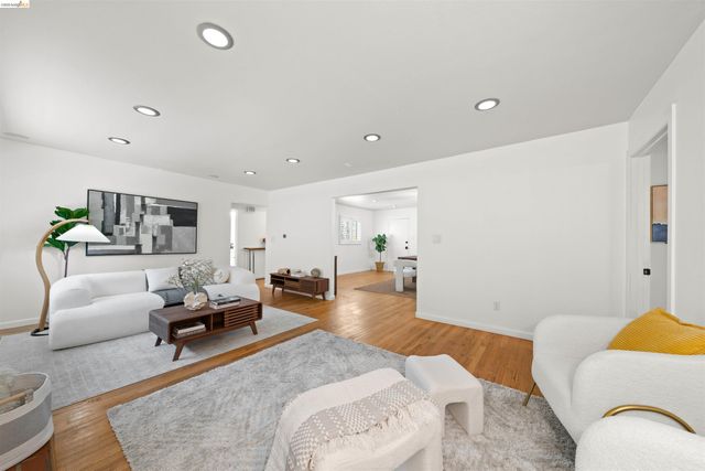 4833 Shetland Ave., Oakland, CA 94605